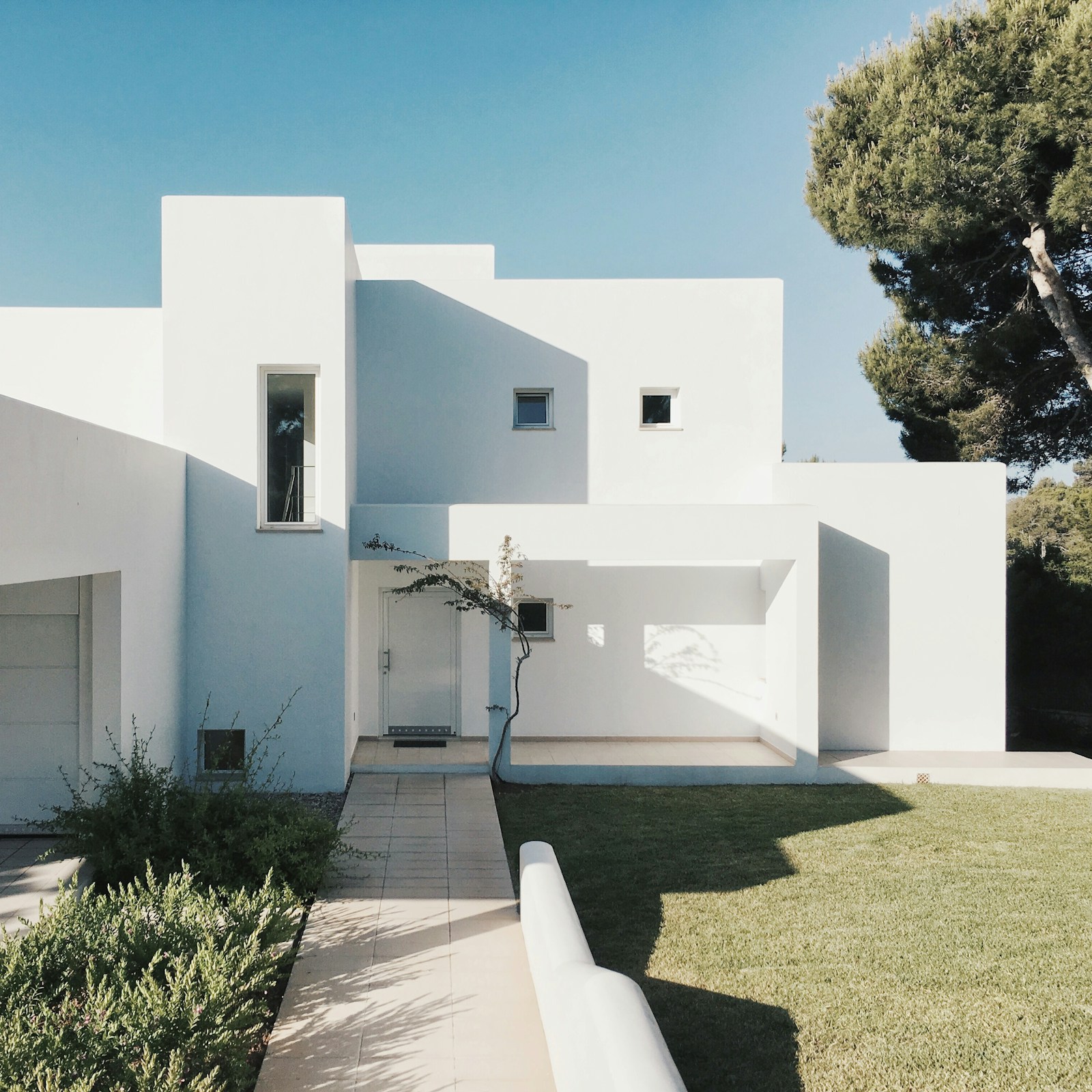 Moradia contemporânea branca com jardim