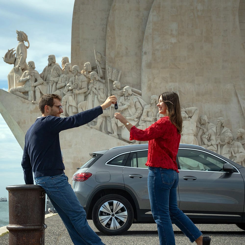 Casal a trocar as chaves junto ao automóvel, na campanha Zurich Auto