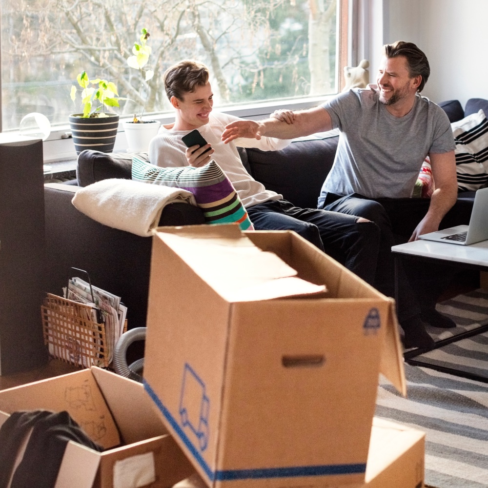 Família em casa durante uma mudança, na campanha Zurich Lar Flex